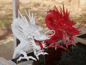 伊豆山神社の手水舎、紅白の龍